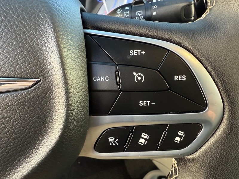 Chrysler Pacifica Vehicle Full-screen Gallery Image 16