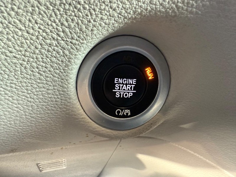 Chrysler Pacifica Vehicle Full-screen Gallery Image 17