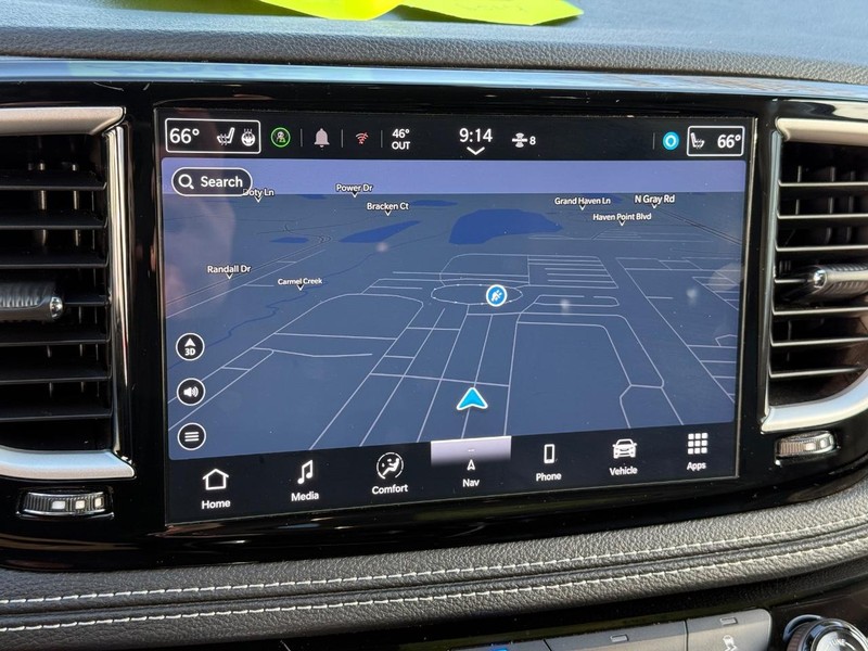 Chrysler Pacifica Vehicle Full-screen Gallery Image 18