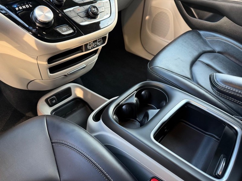 Chrysler Pacifica Vehicle Full-screen Gallery Image 21