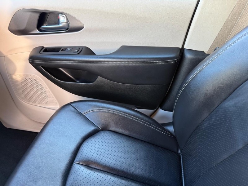 Chrysler Pacifica Vehicle Full-screen Gallery Image 22