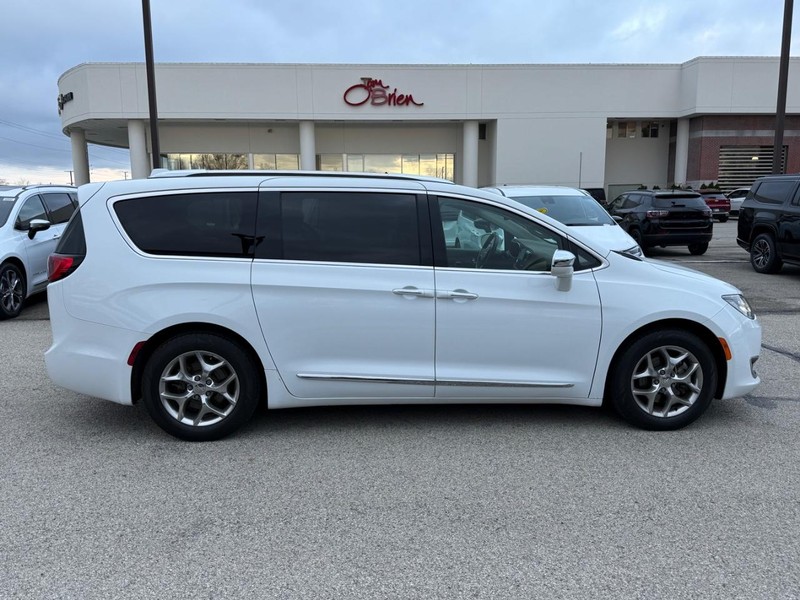 Chrysler Pacifica Vehicle Full-screen Gallery Image 02