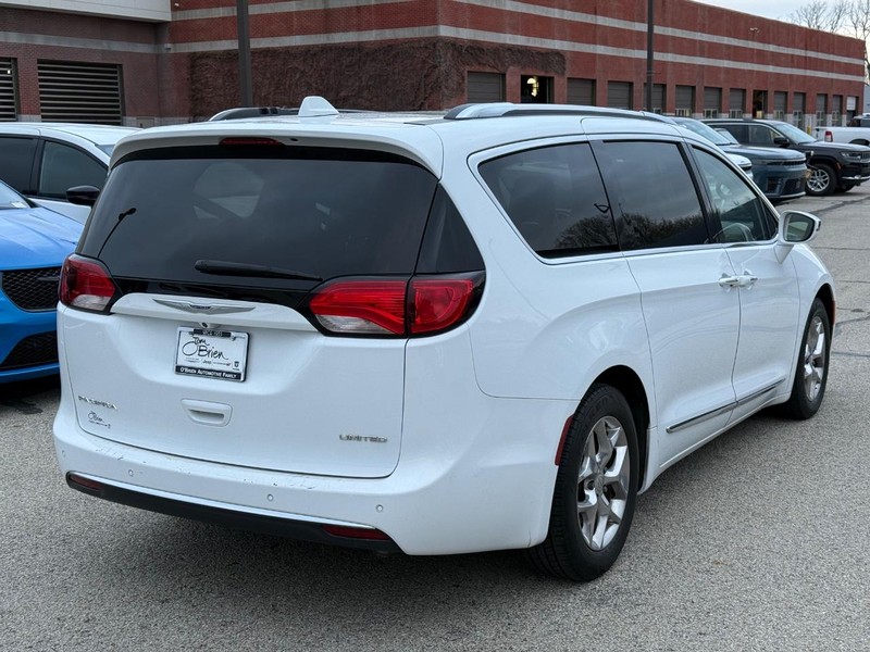 Chrysler Pacifica Vehicle Full-screen Gallery Image 03