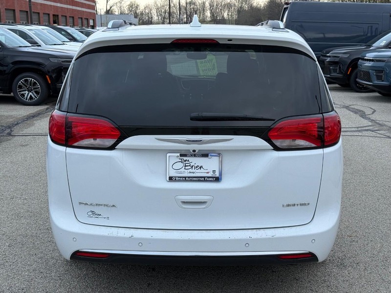 Chrysler Pacifica Vehicle Full-screen Gallery Image 04