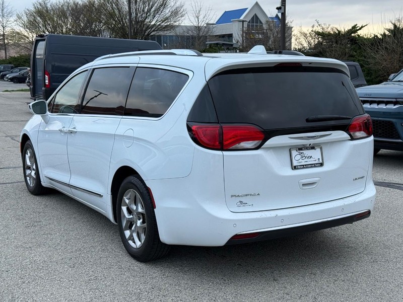 Chrysler Pacifica Vehicle Full-screen Gallery Image 05