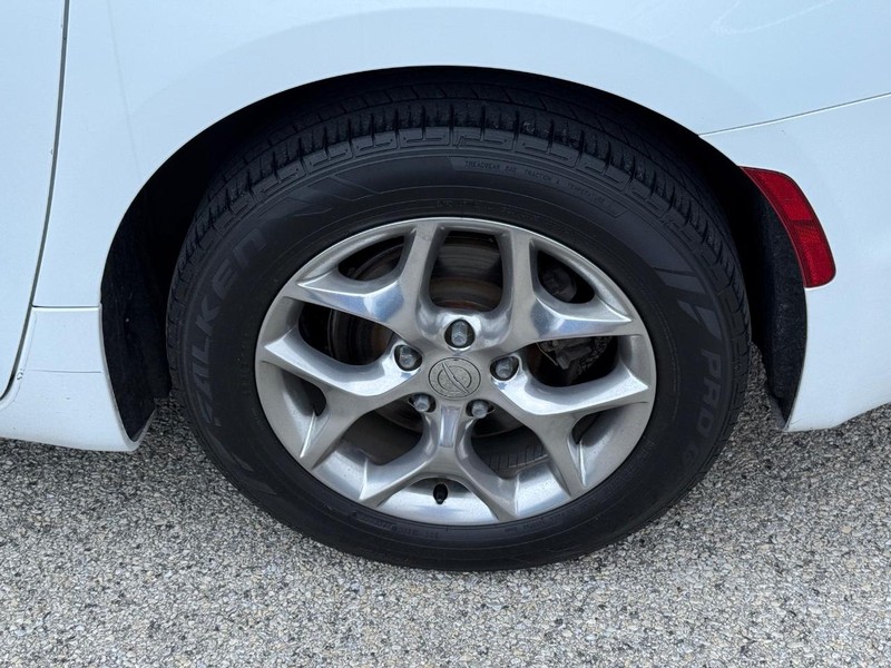 Chrysler Pacifica Vehicle Full-screen Gallery Image 06