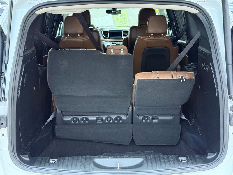 Chrysler Pacifica Vehicle Full-screen Gallery Image 07