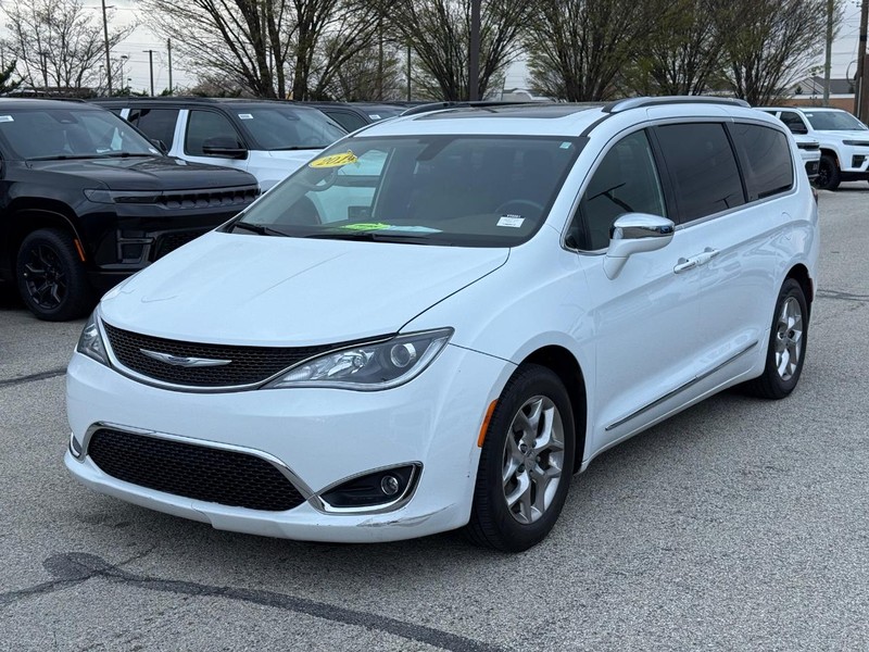 Chrysler Pacifica Vehicle Full-screen Gallery Image 09