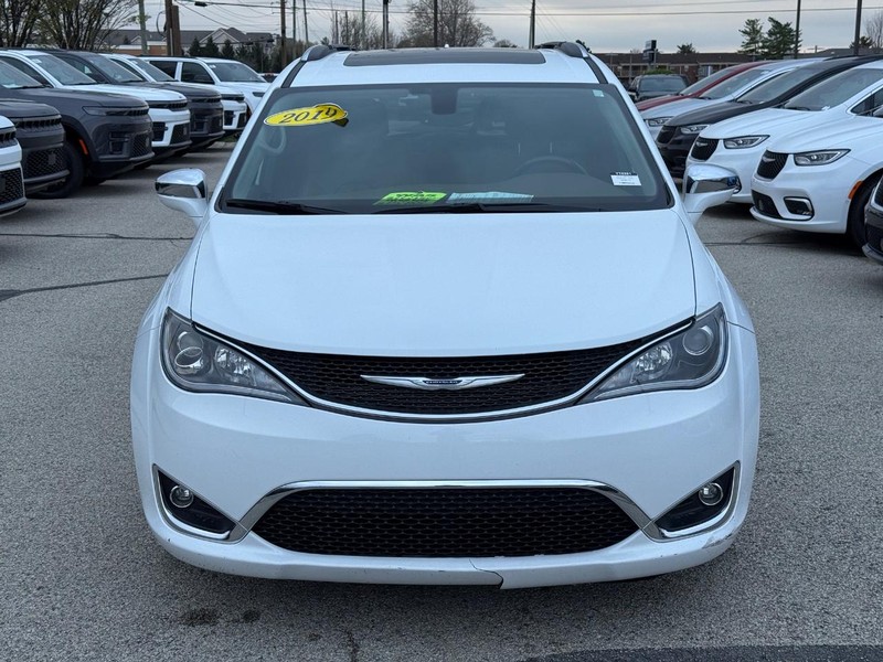 Chrysler Pacifica Vehicle Full-screen Gallery Image 10