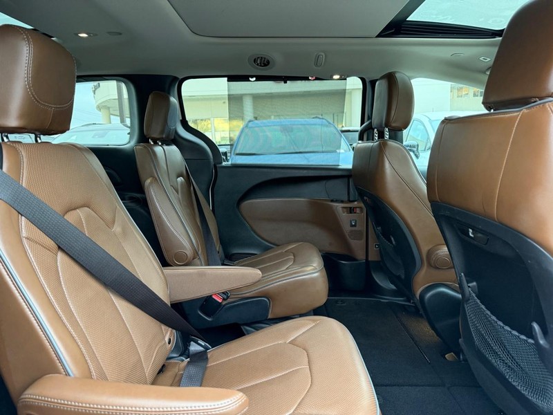 Chrysler Pacifica Vehicle Full-screen Gallery Image 11