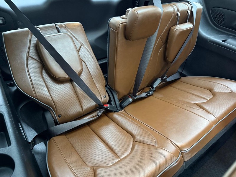 Chrysler Pacifica Vehicle Full-screen Gallery Image 12