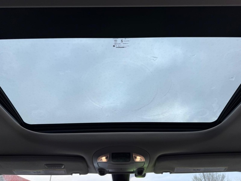 Chrysler Pacifica Vehicle Full-screen Gallery Image 13