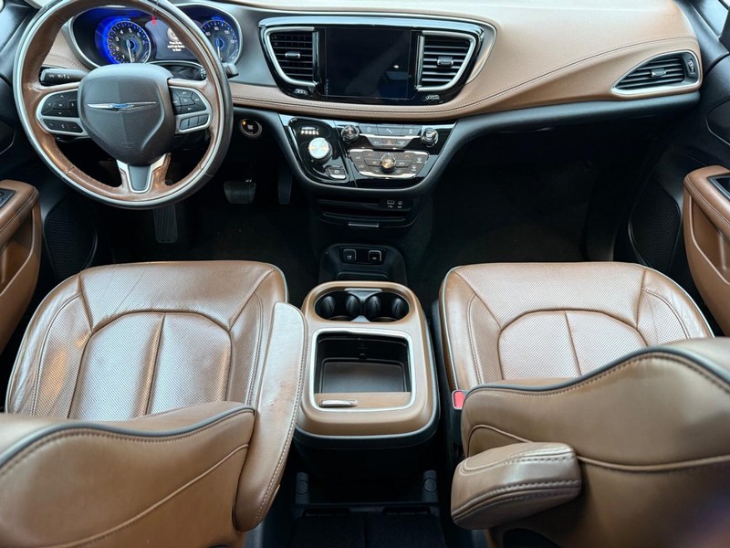 Chrysler Pacifica Vehicle Full-screen Gallery Image 14