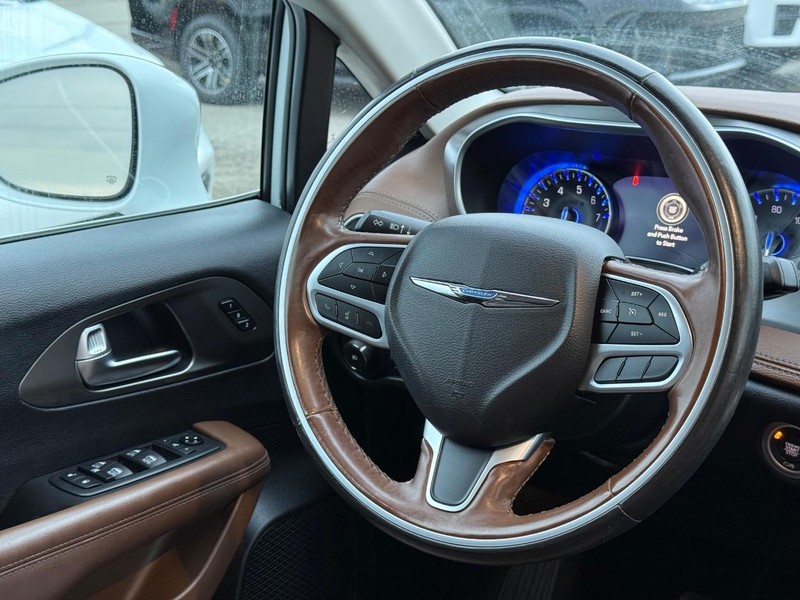 Chrysler Pacifica Vehicle Full-screen Gallery Image 15