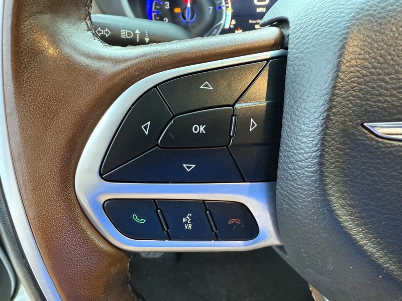 Chrysler Pacifica Vehicle Full-screen Gallery Image 16