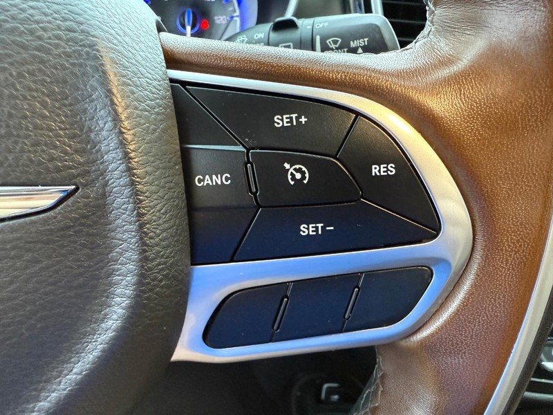 Chrysler Pacifica Vehicle Full-screen Gallery Image 17