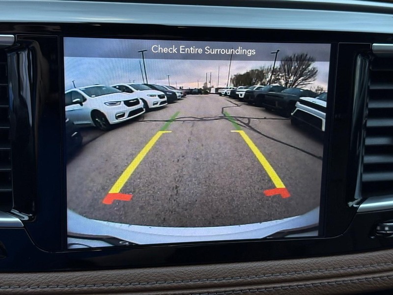 Chrysler Pacifica Vehicle Full-screen Gallery Image 20