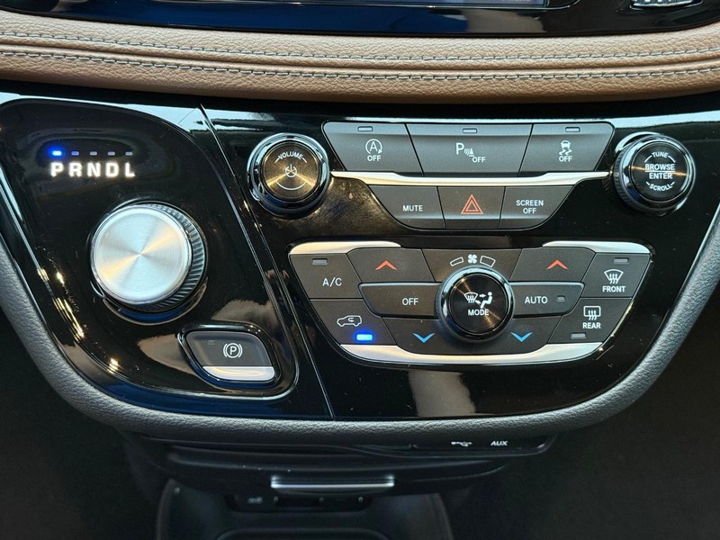 Chrysler Pacifica Vehicle Full-screen Gallery Image 22