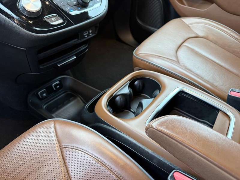 Chrysler Pacifica Vehicle Full-screen Gallery Image 23