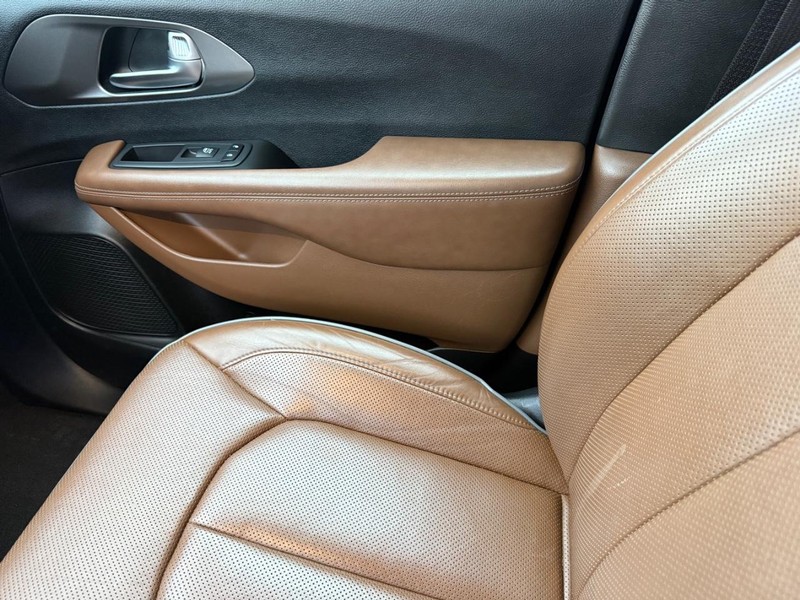 Chrysler Pacifica Vehicle Full-screen Gallery Image 24