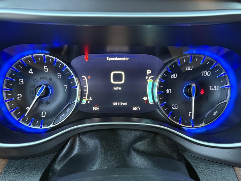 Chrysler Pacifica Vehicle Full-screen Gallery Image 25