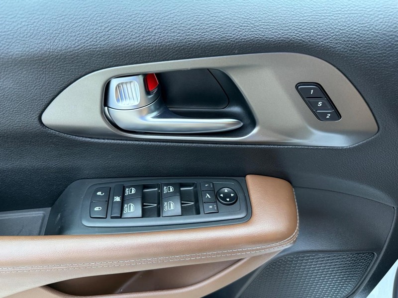 Chrysler Pacifica Vehicle Full-screen Gallery Image 27