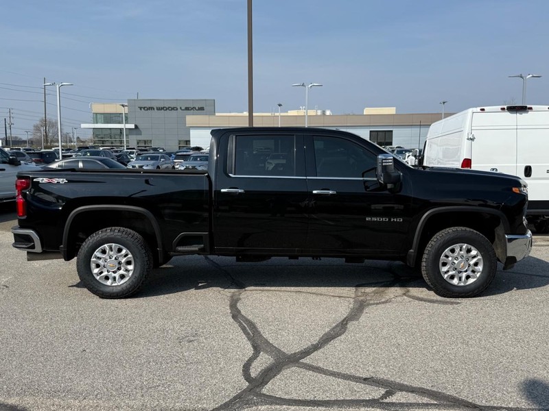Chevrolet Silverado 2500HD Vehicle Full-screen Gallery Image 02