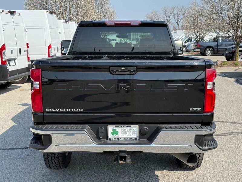 Chevrolet Silverado 2500HD Vehicle Full-screen Gallery Image 04