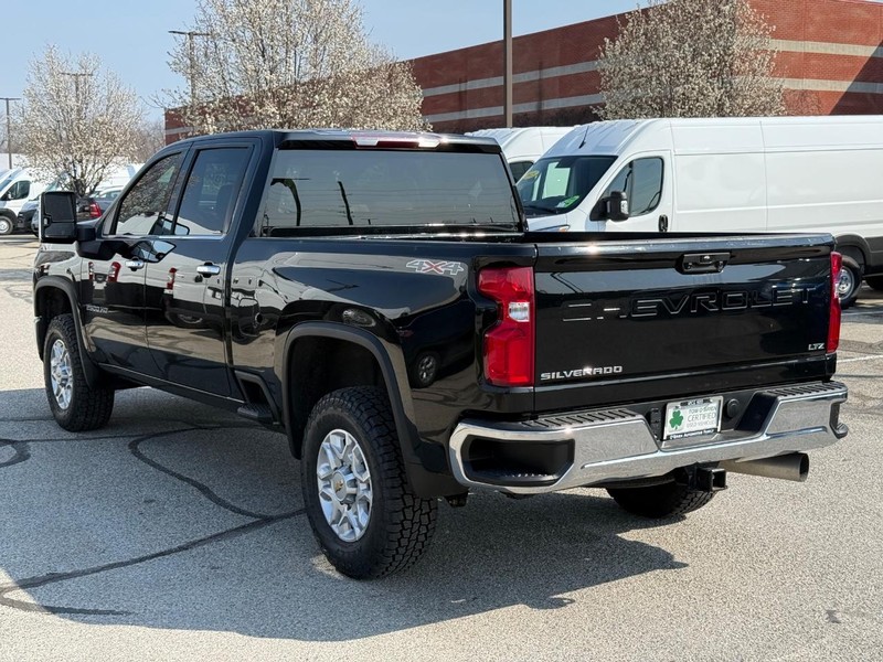 Chevrolet Silverado 2500HD Vehicle Full-screen Gallery Image 05