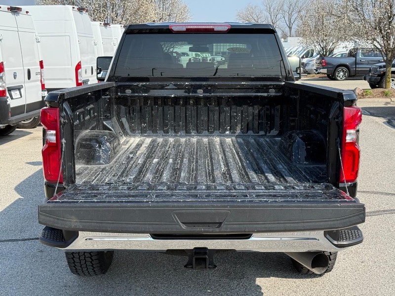Chevrolet Silverado 2500HD Vehicle Full-screen Gallery Image 07