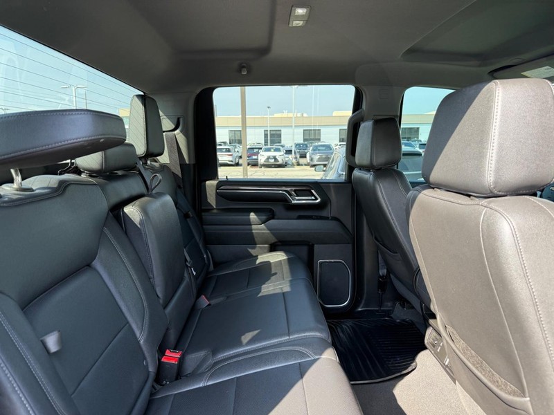 Chevrolet Silverado 2500HD Vehicle Full-screen Gallery Image 10