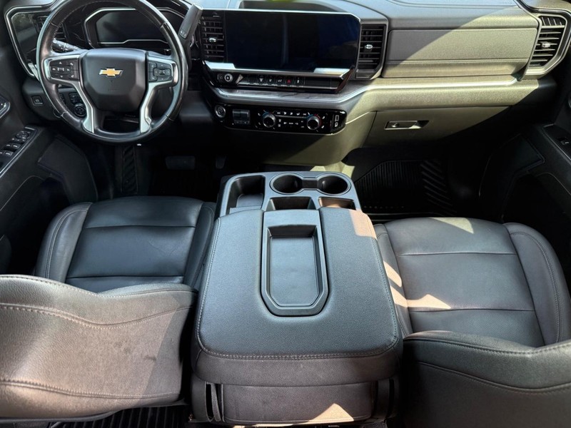 Chevrolet Silverado 2500HD Vehicle Full-screen Gallery Image 11