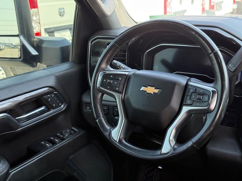 Chevrolet Silverado 2500HD Vehicle Full-screen Gallery Image 12