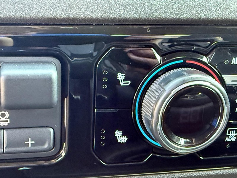 Chevrolet Silverado 2500HD Vehicle Full-screen Gallery Image 16