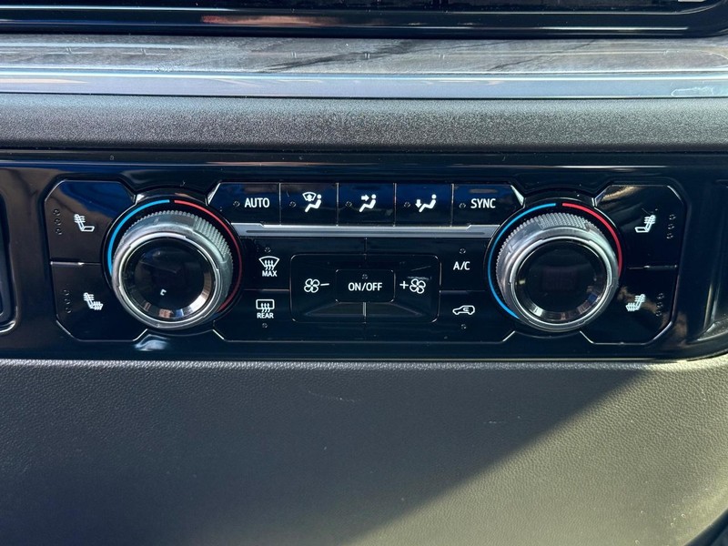 Chevrolet Silverado 2500HD Vehicle Full-screen Gallery Image 19