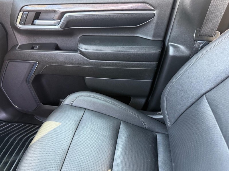 Chevrolet Silverado 2500HD Vehicle Full-screen Gallery Image 21