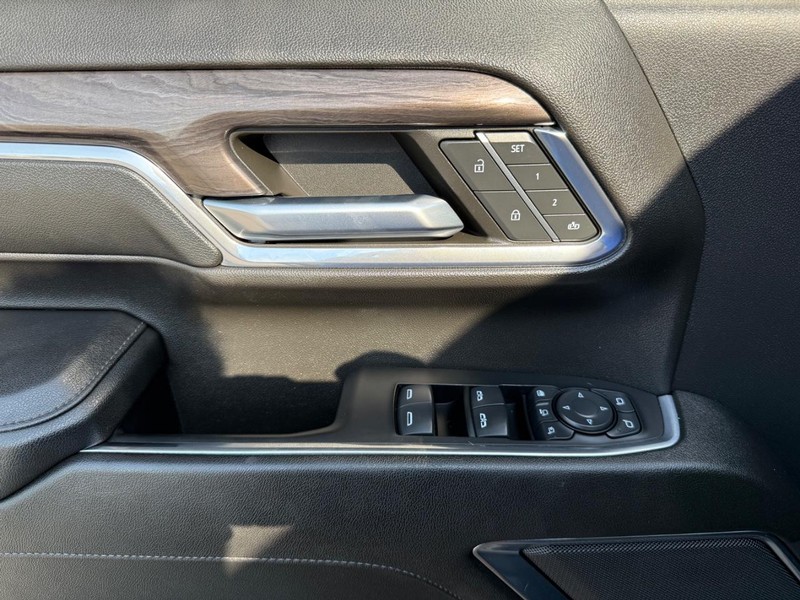 Chevrolet Silverado 2500HD Vehicle Full-screen Gallery Image 23