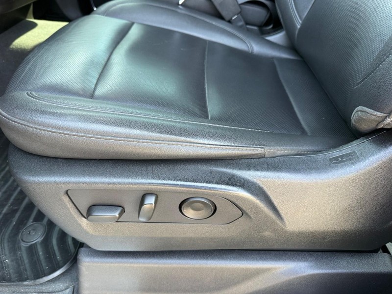 Chevrolet Silverado 2500HD Vehicle Full-screen Gallery Image 24