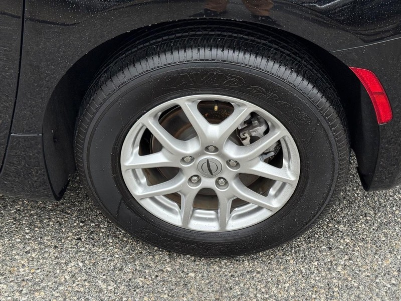 Chrysler Pacifica Vehicle Full-screen Gallery Image 06