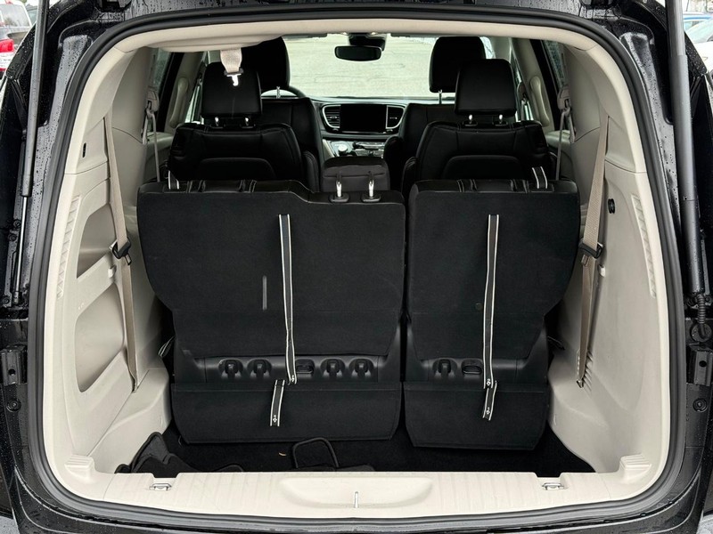 Chrysler Pacifica Vehicle Full-screen Gallery Image 07