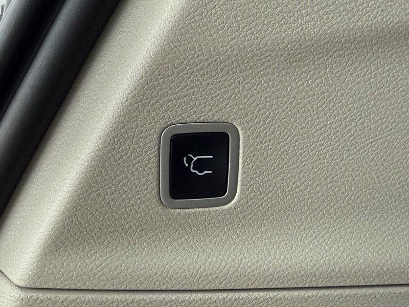 Chrysler Pacifica Vehicle Full-screen Gallery Image 08