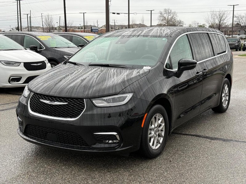 Chrysler Pacifica Vehicle Full-screen Gallery Image 09