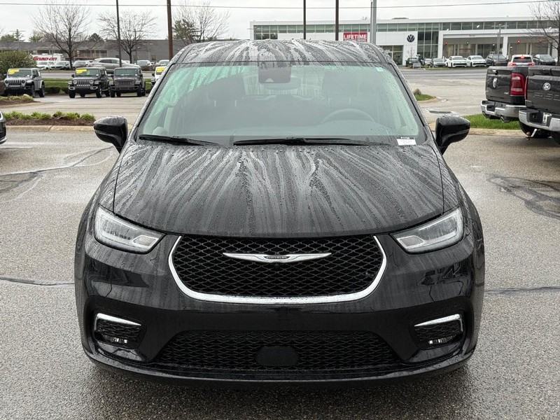 Chrysler Pacifica Vehicle Full-screen Gallery Image 10