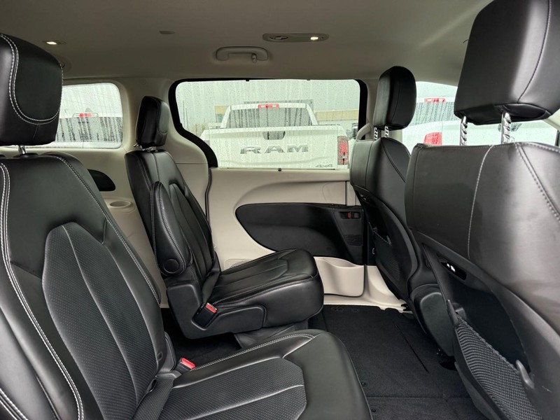 Chrysler Pacifica Vehicle Full-screen Gallery Image 11