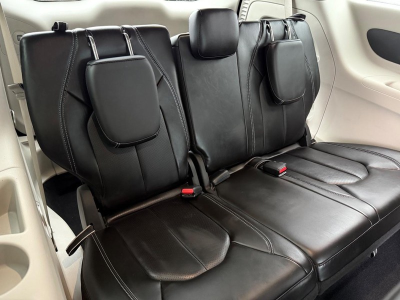 Chrysler Pacifica Vehicle Full-screen Gallery Image 12