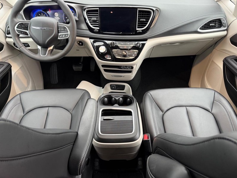 Chrysler Pacifica Vehicle Full-screen Gallery Image 13
