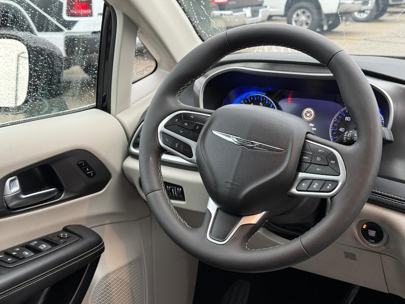 Chrysler Pacifica Vehicle Full-screen Gallery Image 14