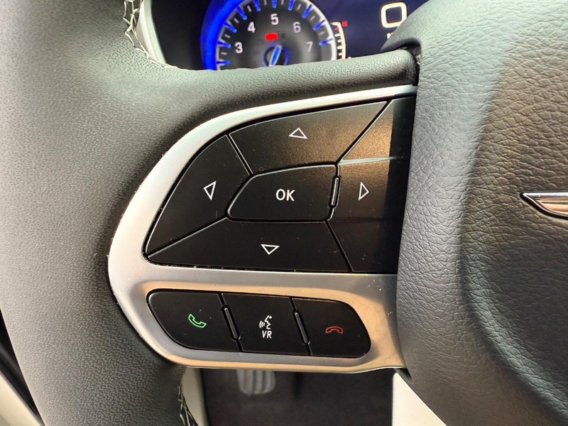 Chrysler Pacifica Vehicle Full-screen Gallery Image 15