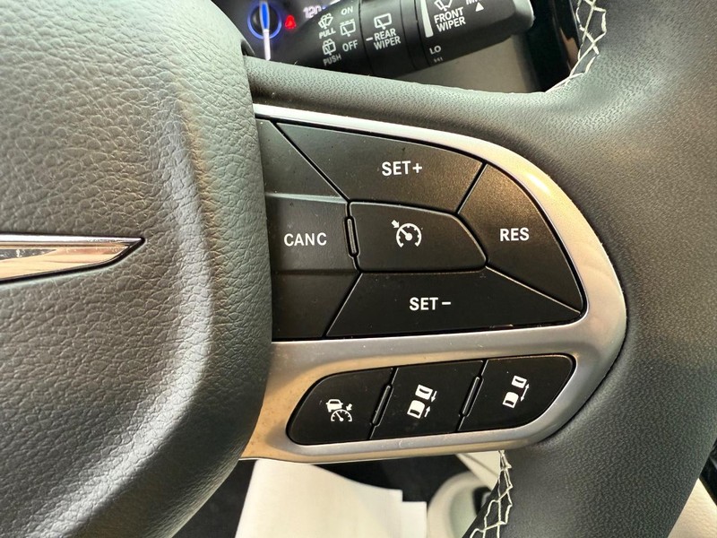 Chrysler Pacifica Vehicle Full-screen Gallery Image 16