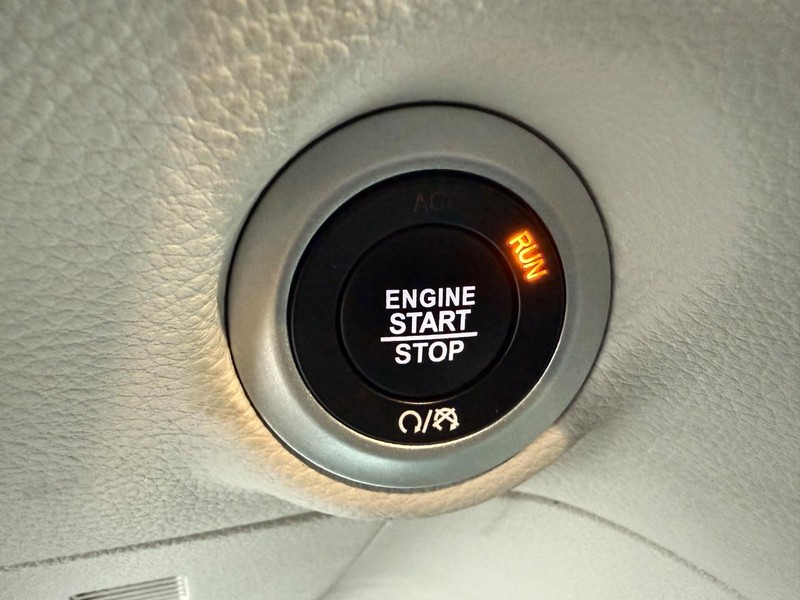 Chrysler Pacifica Vehicle Full-screen Gallery Image 17